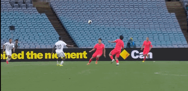 徐彬这把是英国足球的强硬带到了国足，库拉索10号球员下场也是和邵佳一微笑交谈了一