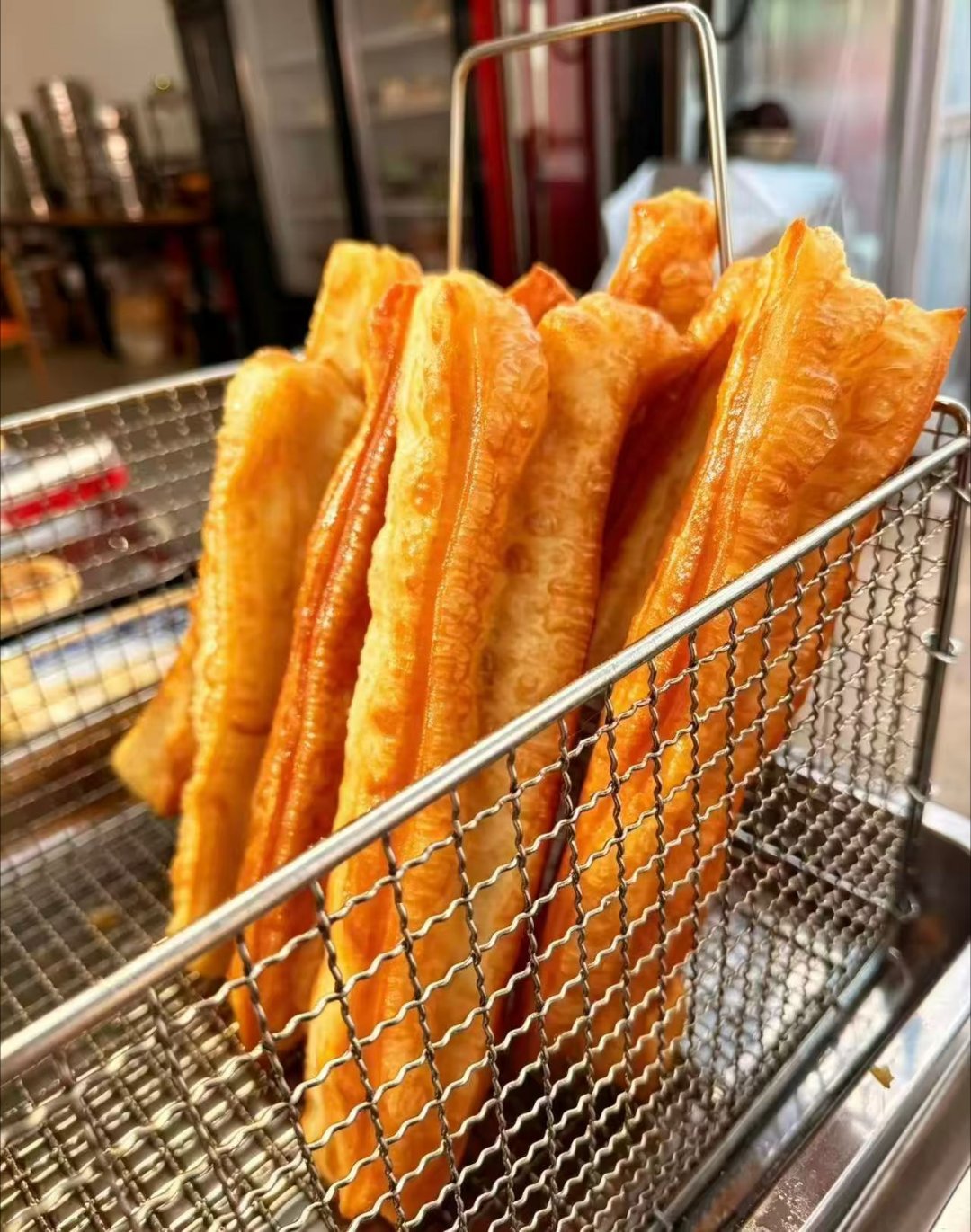 今天的油条胖胖的，一根油条再来碗馄饨，吃得饱饱哒 