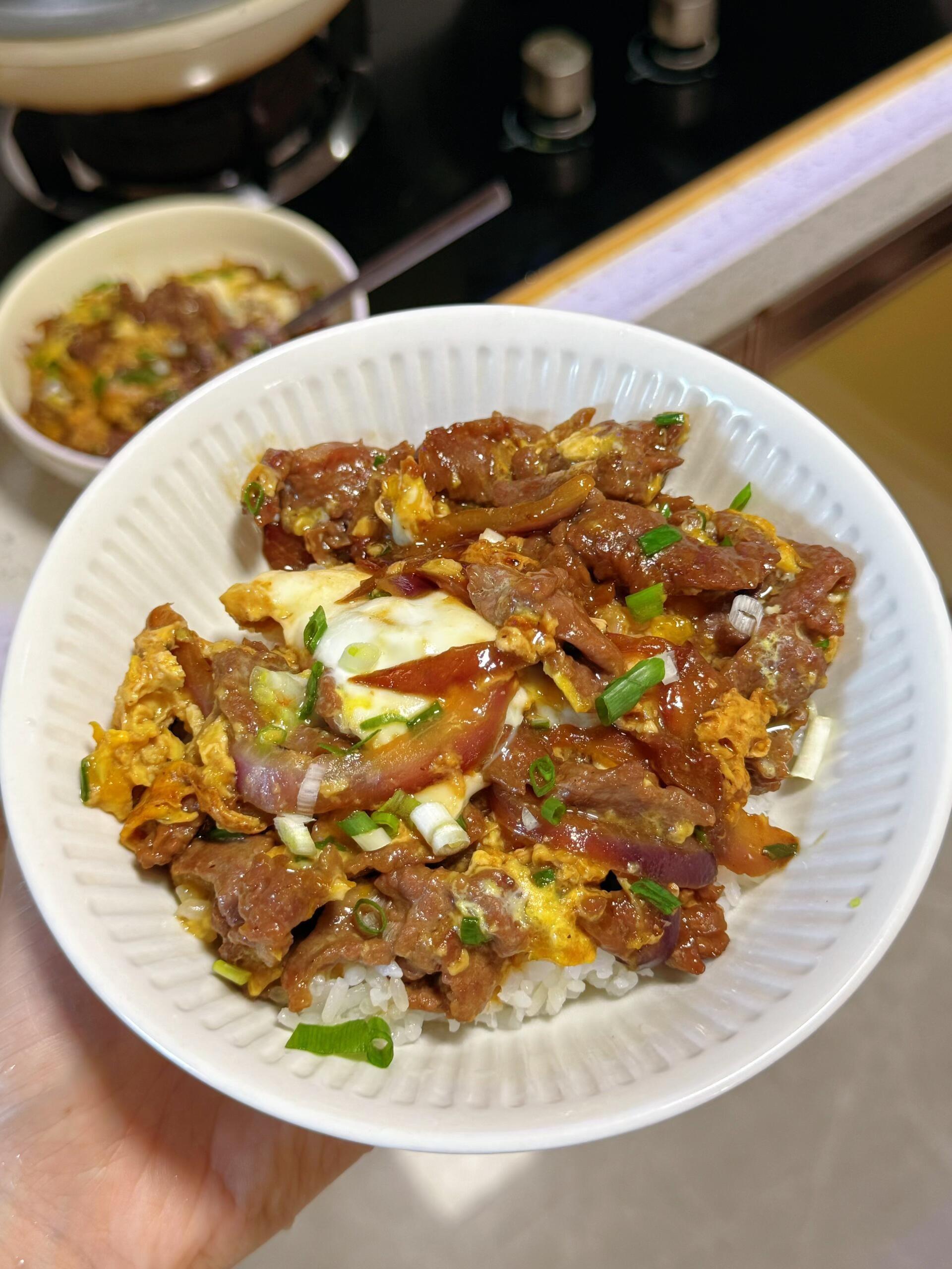 减脂也能吃的牛肉滑蛋饭。牛肉很嫩，洋葱甜甜的，鸡蛋吸收了酱汁，超级下饭...