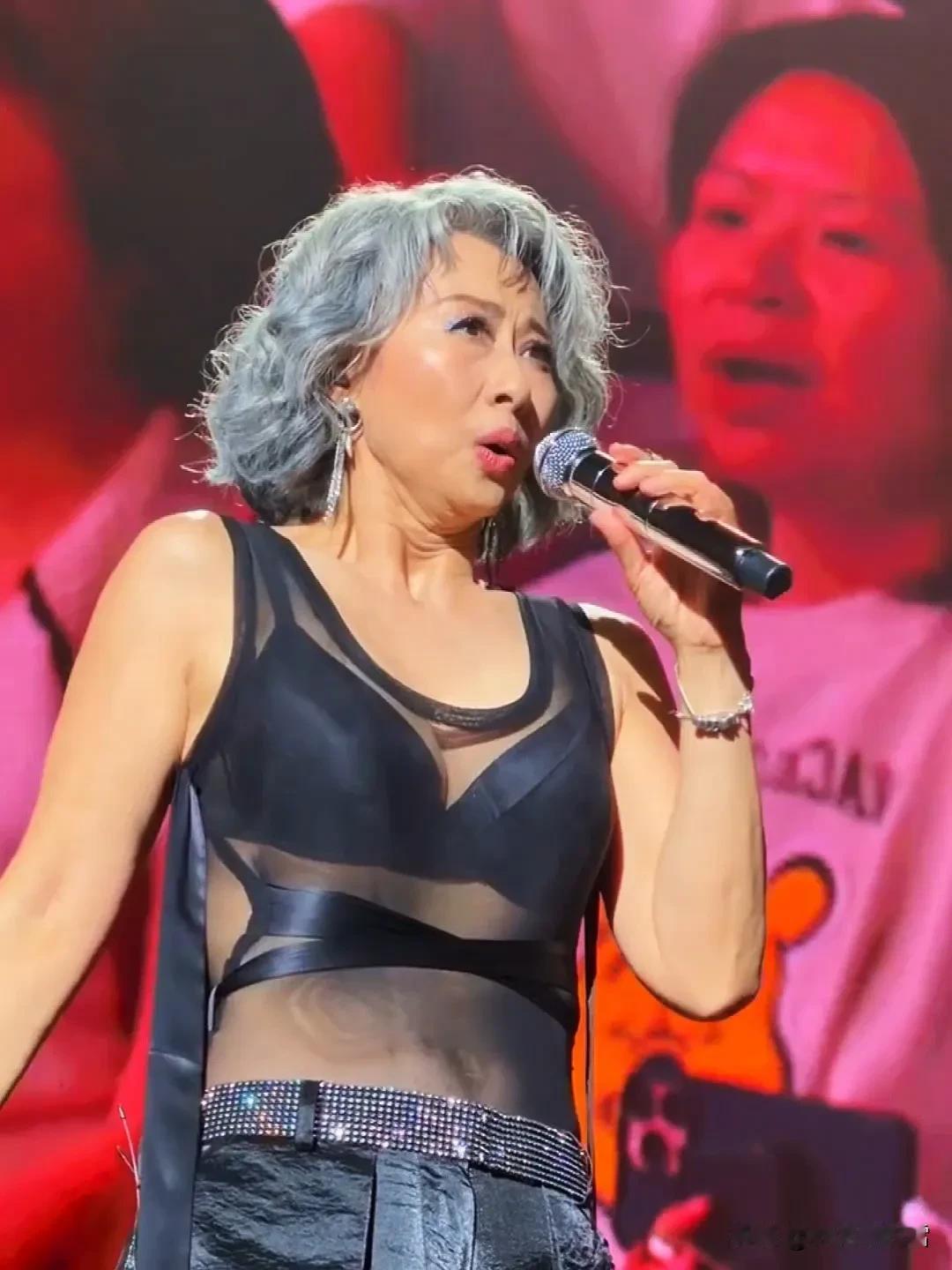 那个叫叶倩文的，你老人家今年都65岁了，身材怎么还这样好？

没有小肚子，胸部嘎