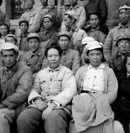 🙏请停留几秒，为伟人点个赞送朵花💐
《毛主席的文艺春风》
在延安的杨家岭，五