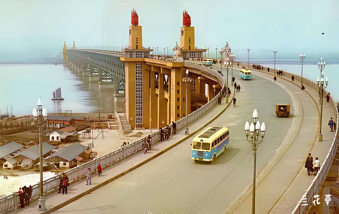 多么深刻的记忆！南京长江大桥。 
记得读小学时，教室里的墙壁上就贴有这幅彩色的“