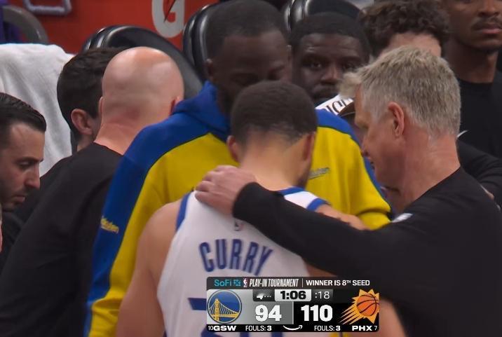 哈哈，这种退场很悲壮！格林在最后无力扭转乾坤之后，和布克吵架，喋喋不休后被裁判直