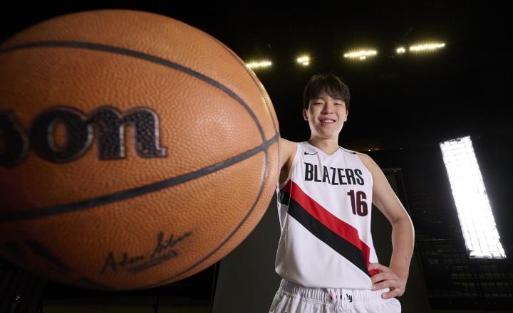 杨瀚森6分2板4助1断！开拓者主帅：很多进攻都是以瀚森为核心展开

NBA季前赛
