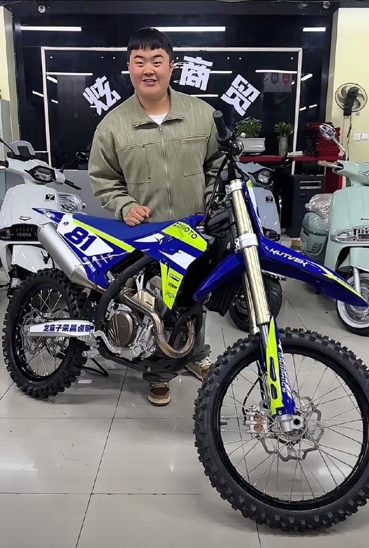 张雪机车在龙麻子婚礼上送出定制款MX250越野摩托，还特意印上“龙麻子荣昌卤鹅”