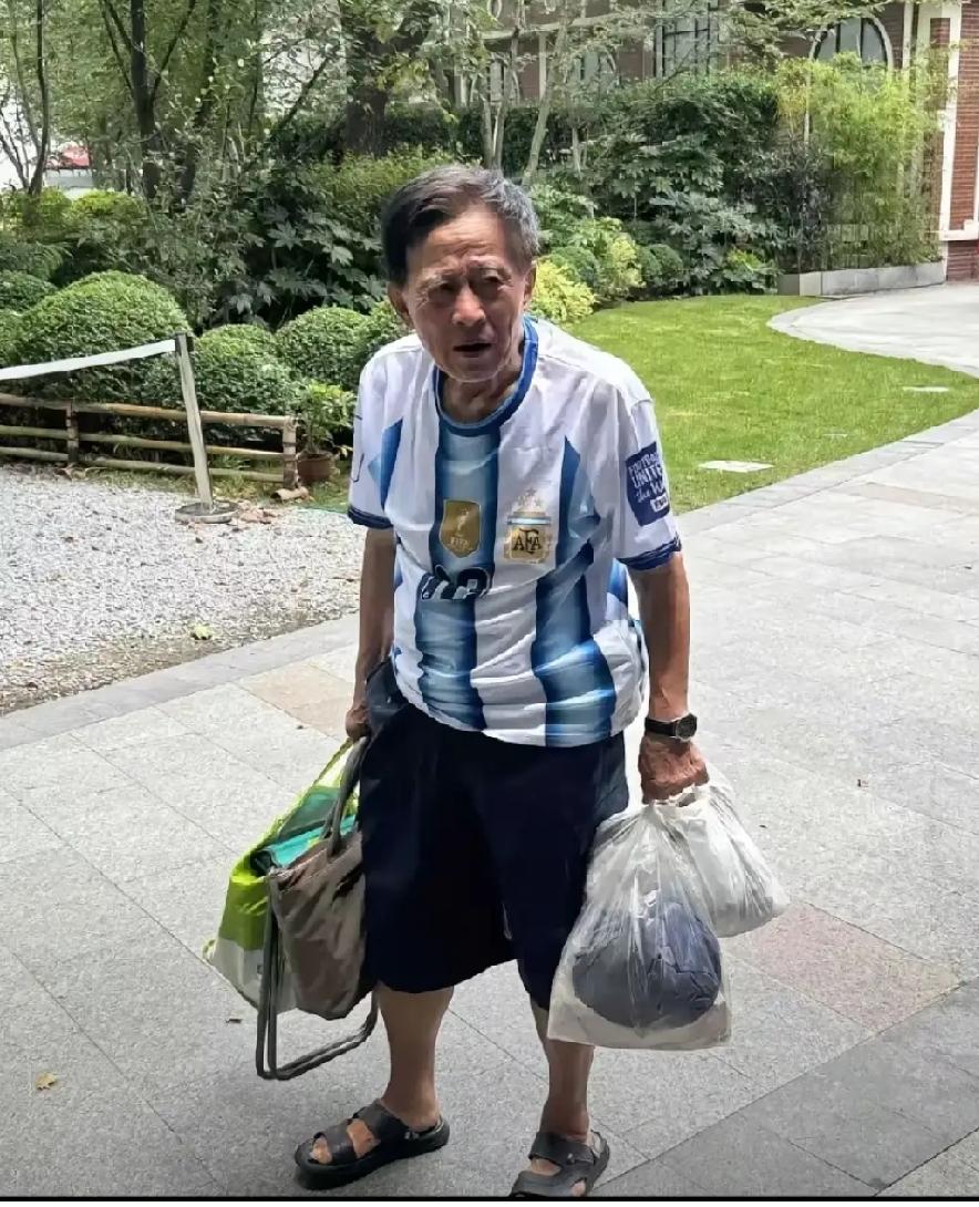都说爷叔穷，但他说自己有20万股上海建工，还有存款和5千多块养老金，他不认为自己