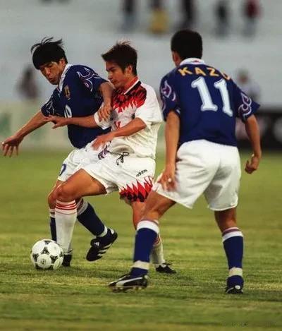 亚洲足球历史最强十大中场：
10.彭伟国
9.本田圭佑
8.香川真司
7.中村俊