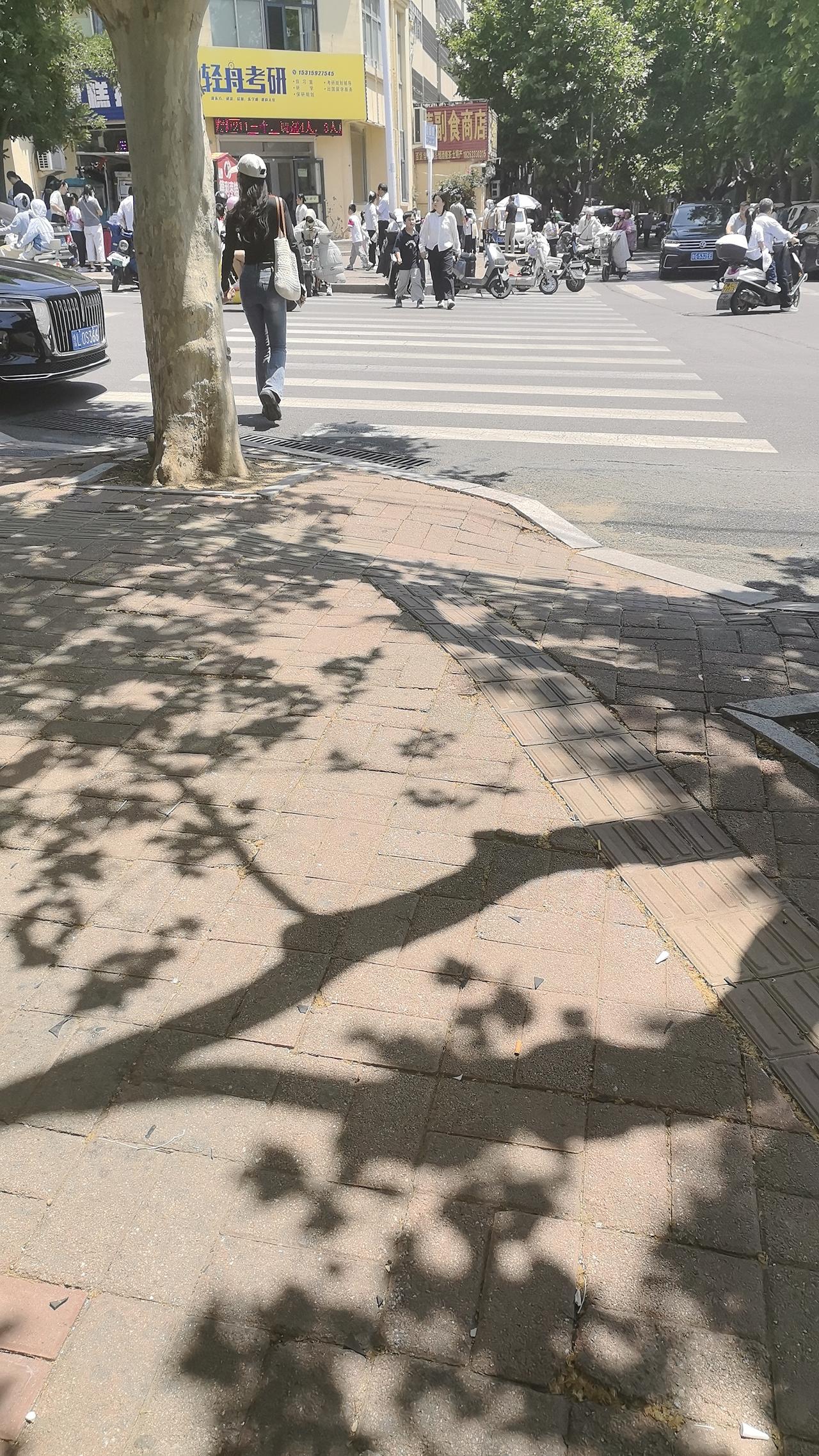 我同学84年的，在银行工作，中层，一直没有结婚，独居，每次大姨妈来了痛的躺床上起