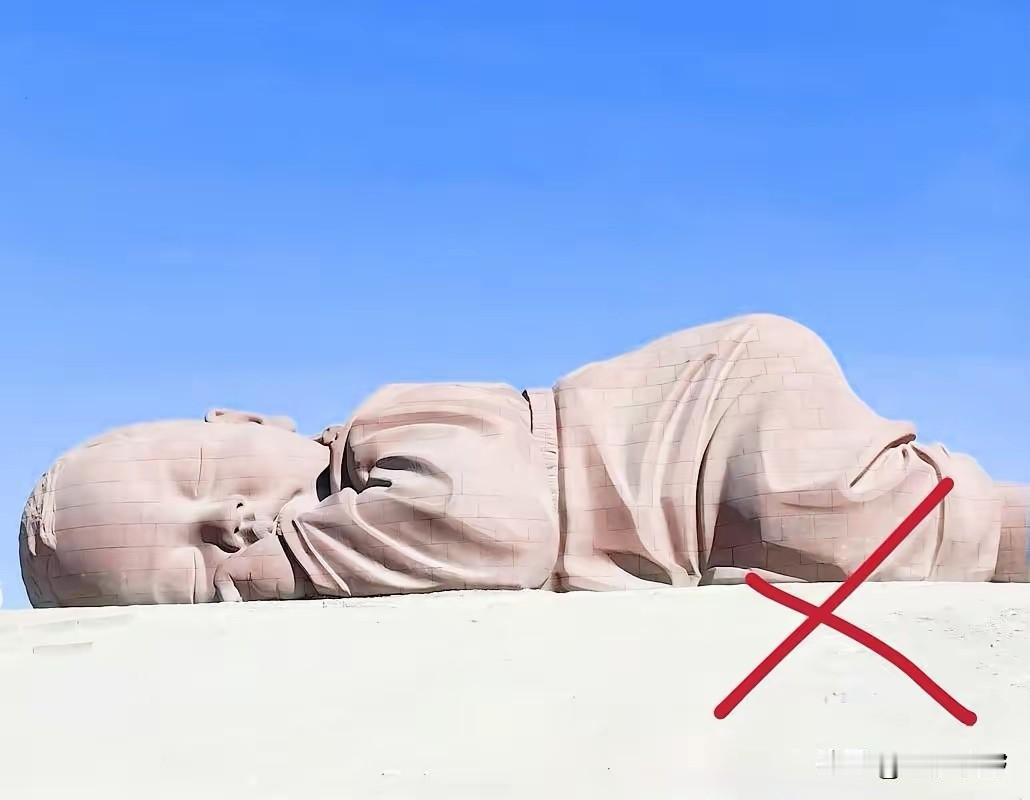 西安那个“空洞娃娃”终于被吊车弄走了。
​老百姓拍手叫好，甚至觉得连呼吸都顺畅了