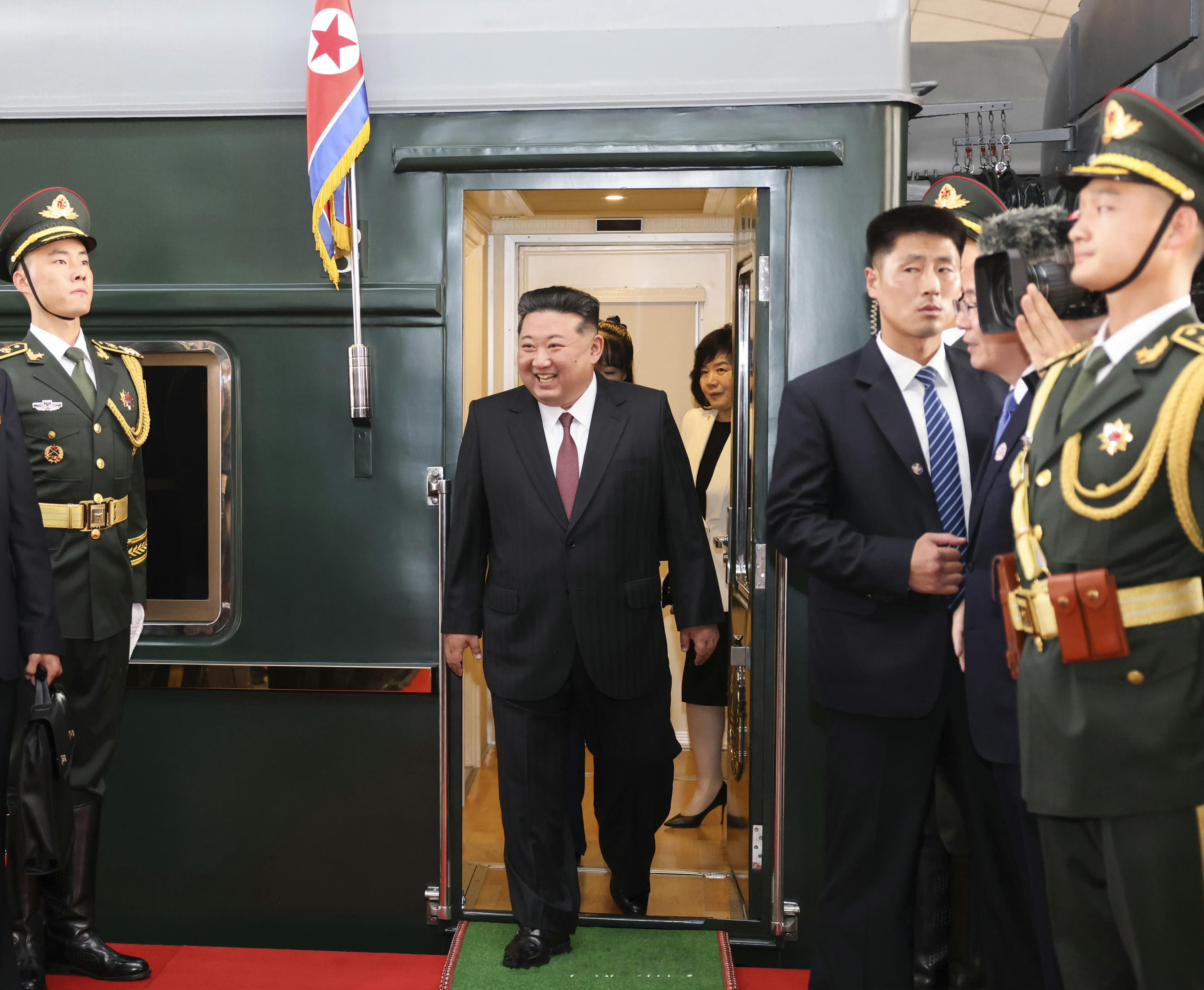 金正恩抵京地表最强80后欢迎欢迎～状态不错，很开心！ ​​​