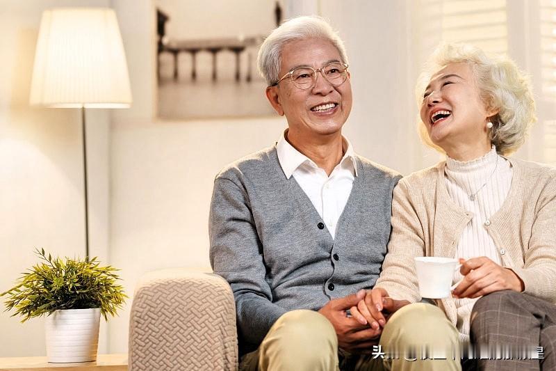 什么是幸福的人生
 
幸福的人生，从不是大富大贵、万众瞩目，而是藏在平凡日子里的