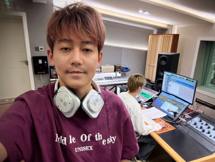 苏醒上班好命苦的样子苏醒一上班就变得格外沉稳慵懒，不爱互动不爱表现，神态疲惫又淡