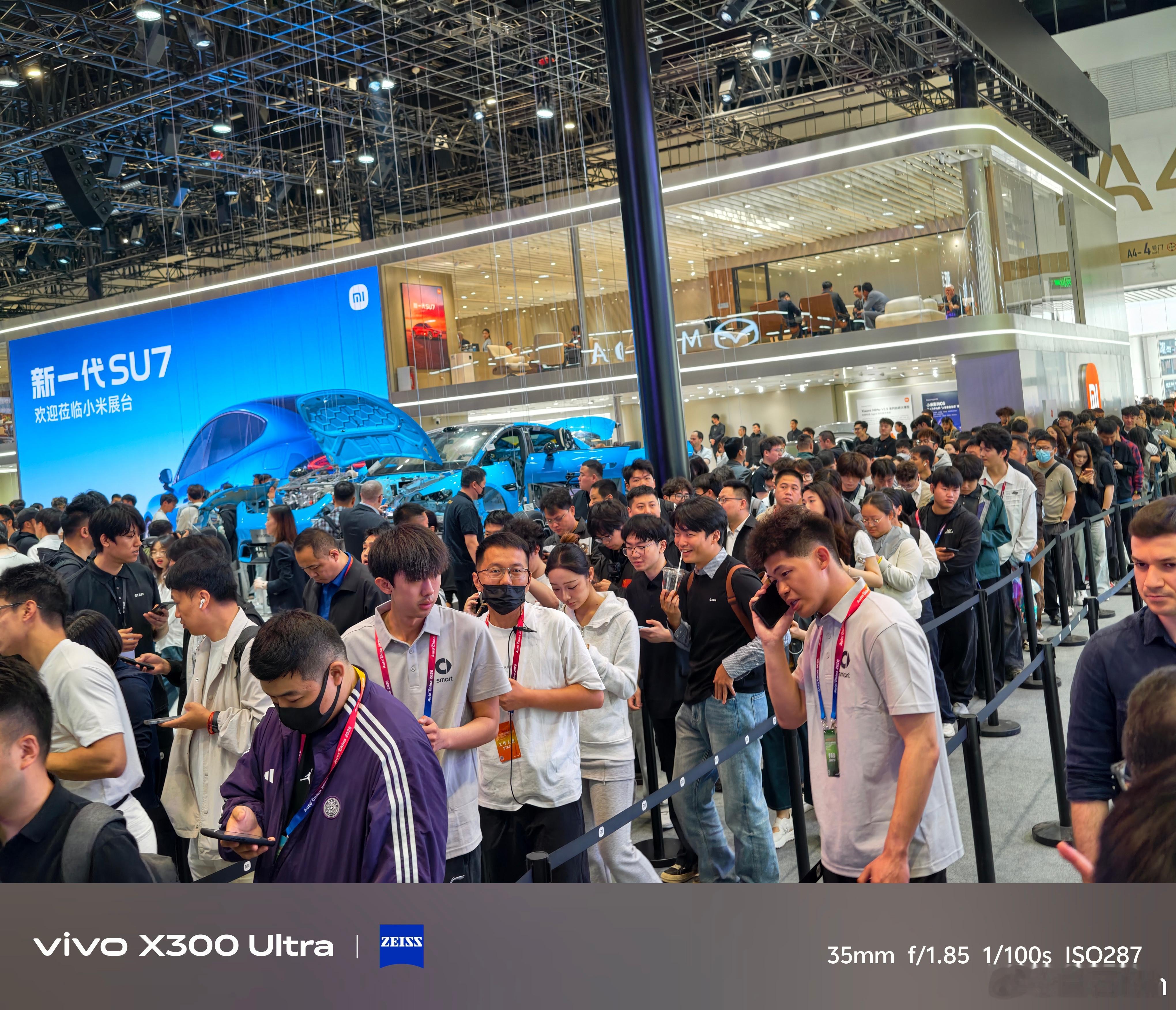 小米展台牛逼！领一个车模排队到了场馆外面！这流量和人气 北京·中国国际展览中心顺