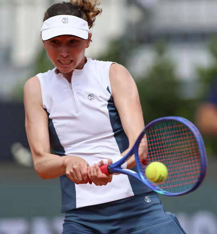 郑钦文在2026年WTA1000罗马站延续红土强势，第二轮以7-6(6)、6-2