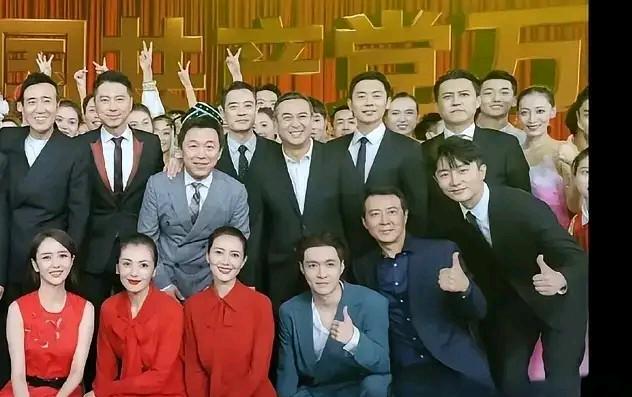 众多演员齐聚一堂
这眼神不济，
竟一个都没认出来
你认出几个了呢？老演员剧照 8