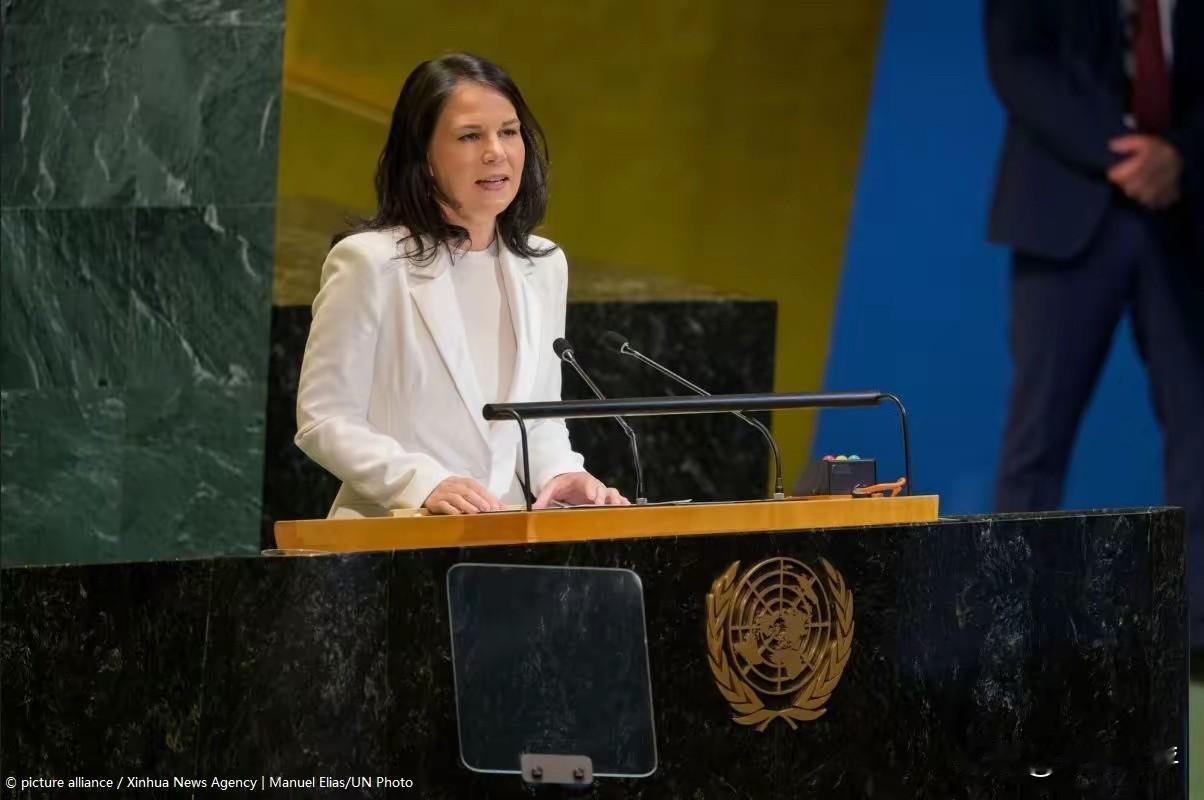 【想约束美国行使否决权提议被美国否决了】
提议大致内容是，在安理会休会期间，在巴