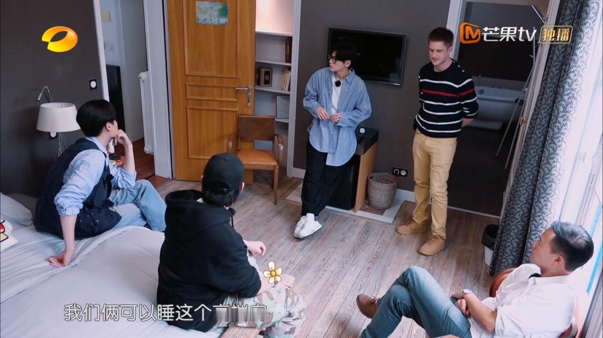 #虞书欣姜妍睡一张床##虞书欣给姜妍拍照# 《中餐厅》虞书欣姜妍睡一张床，给姜妍