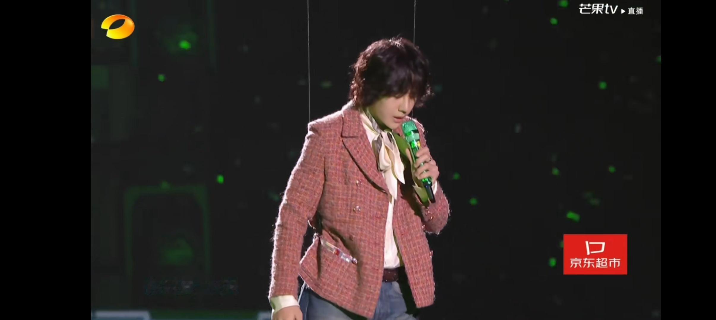 王一博跨年最高舞台  王一博高空舞台好震撼，不愧是经常挑战极限运动的男人，吊着威