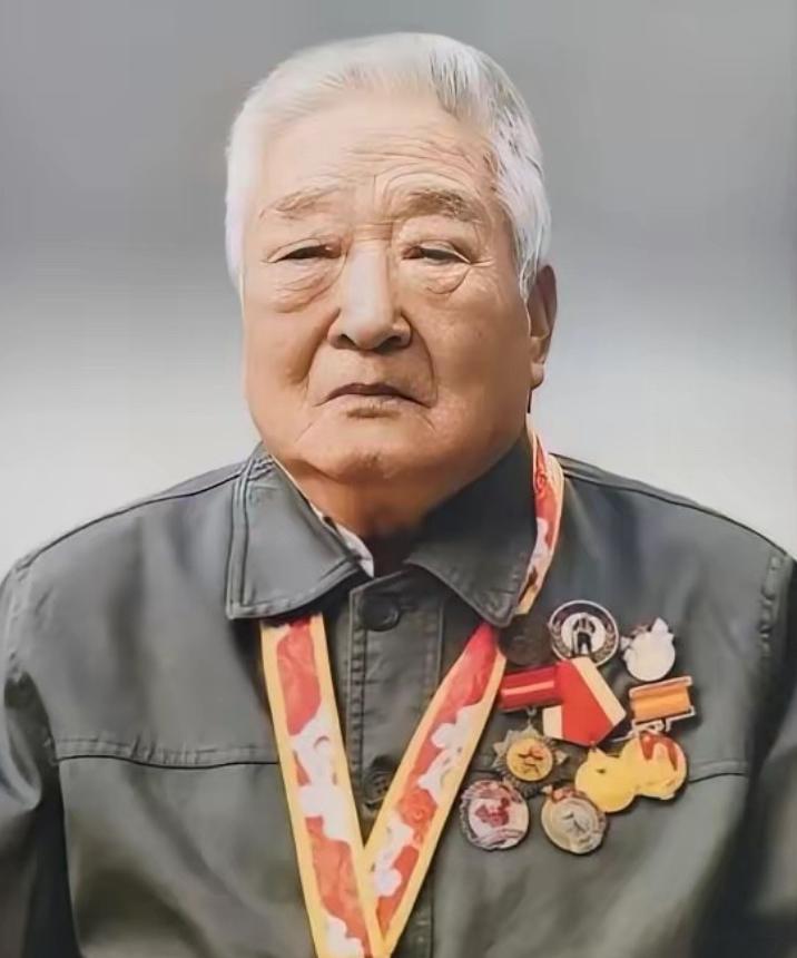 泪目了！云南一96岁退休教师去世，学校翻找资料才发现：这个老教师居然获得过3次特