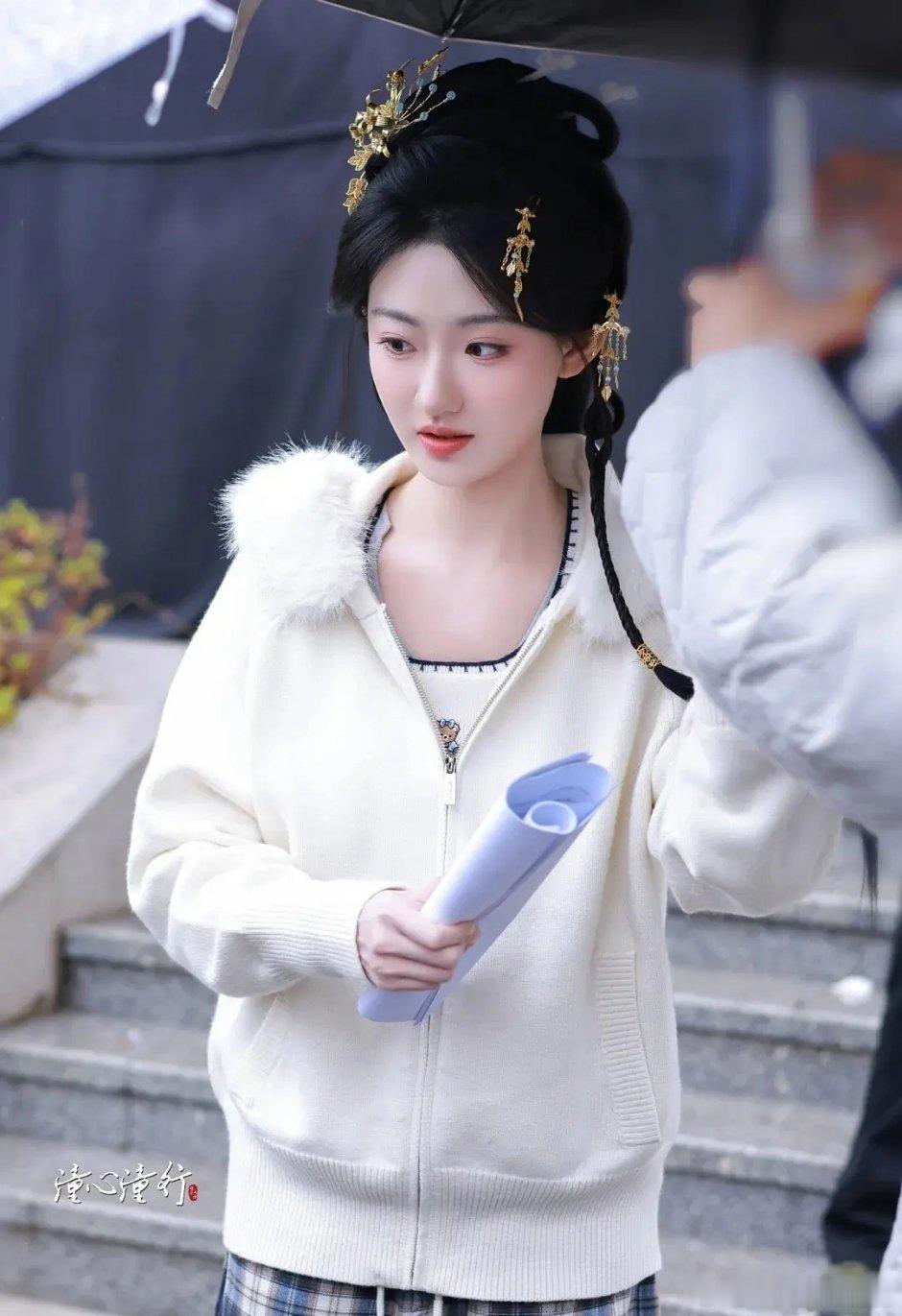 杨雨潼进组嫁金钗，感觉平台放弃买股她了，曾经被👖看好力推，给了新版仙剑和揽流光