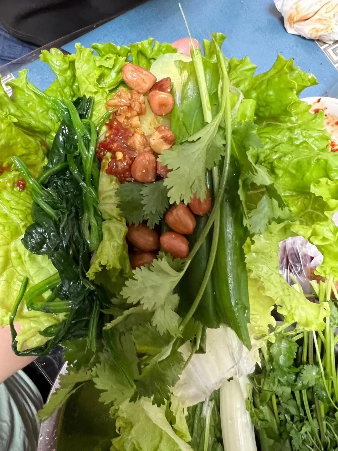 中午就得意这一口！
东北特色，蘸酱菜！
其特点就是，开胃，食材易得，健康，绿色有