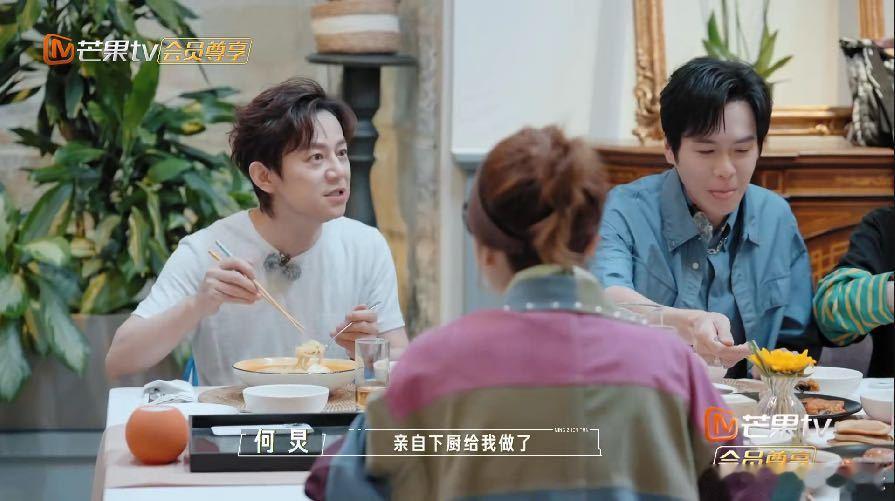 张若昀给何炅煮泡面 张若昀为何老师煮泡面，这看似平常的举动，却饱含着深深的情谊。