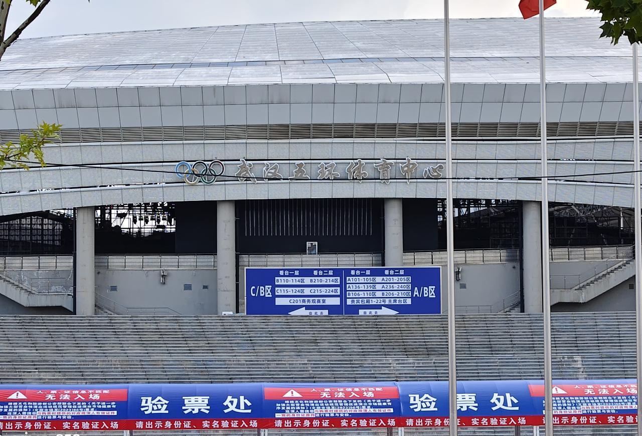 昨天中午路过武汉五环体育馆，发现周边有好多潘玮柏的海报， 原来潘玮柏在这开演唱会
