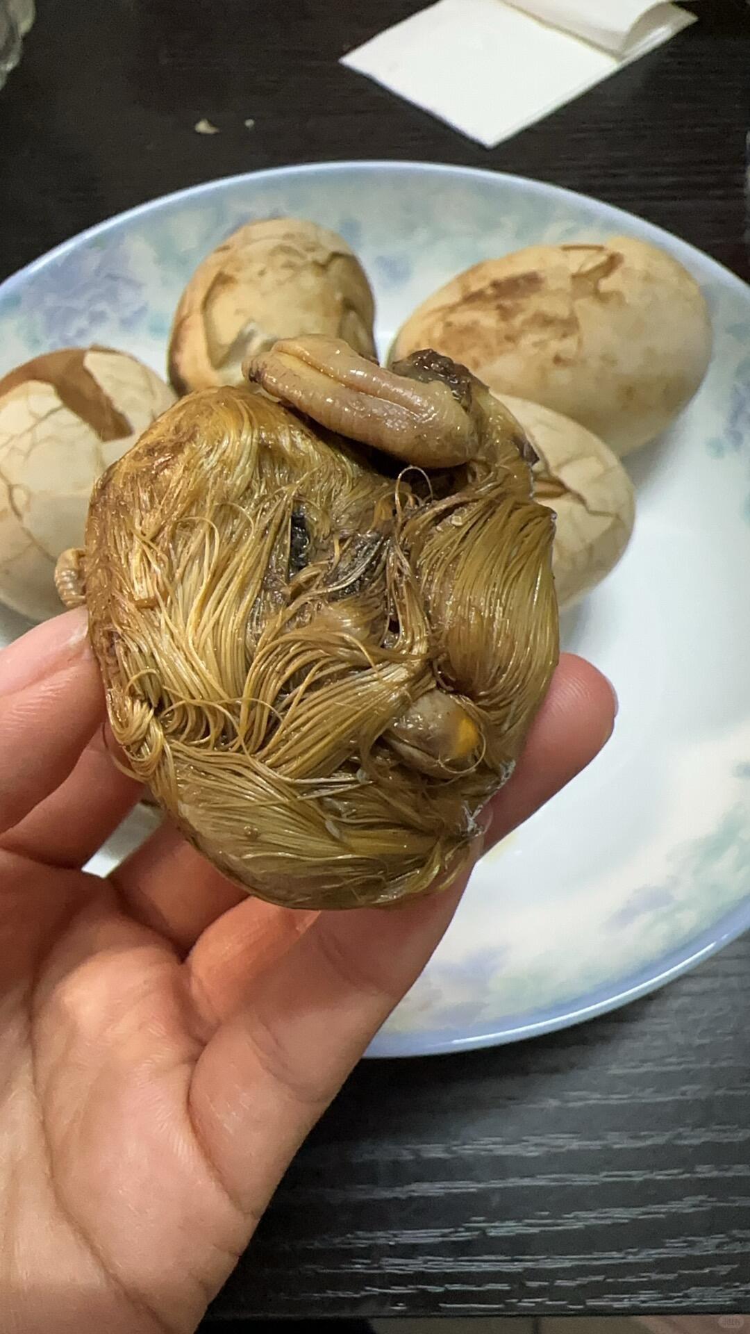 孙浩说：“炸虫子我敢吃，但是南京毛鸡蛋我的确吃不下去。”武艺仿佛被勾起了记忆，也