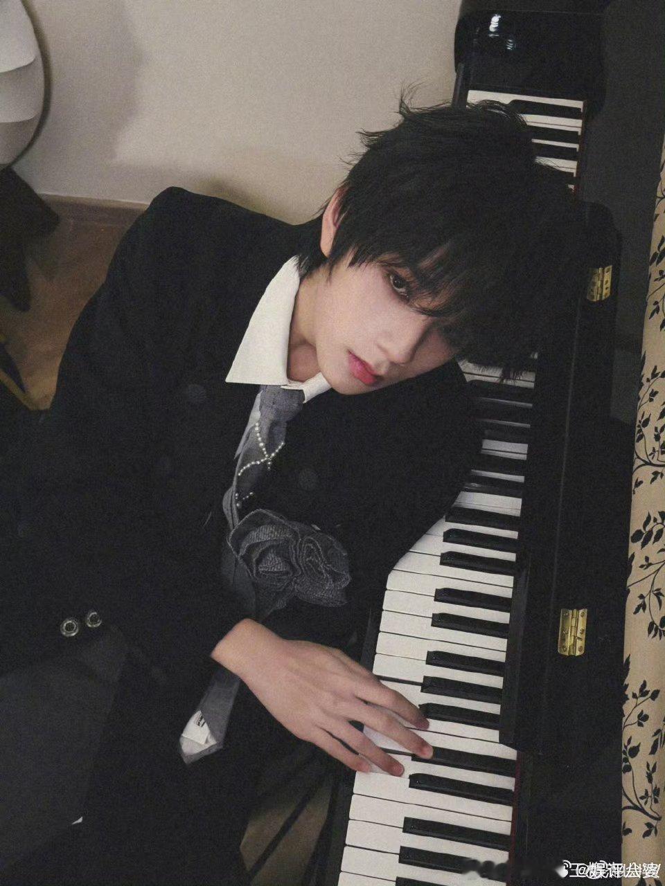 宝子们，被王橹杰最新营业图狠狠拿捏啦😍 十一宫格的他手捧红玫瑰，帅气逼人，每一