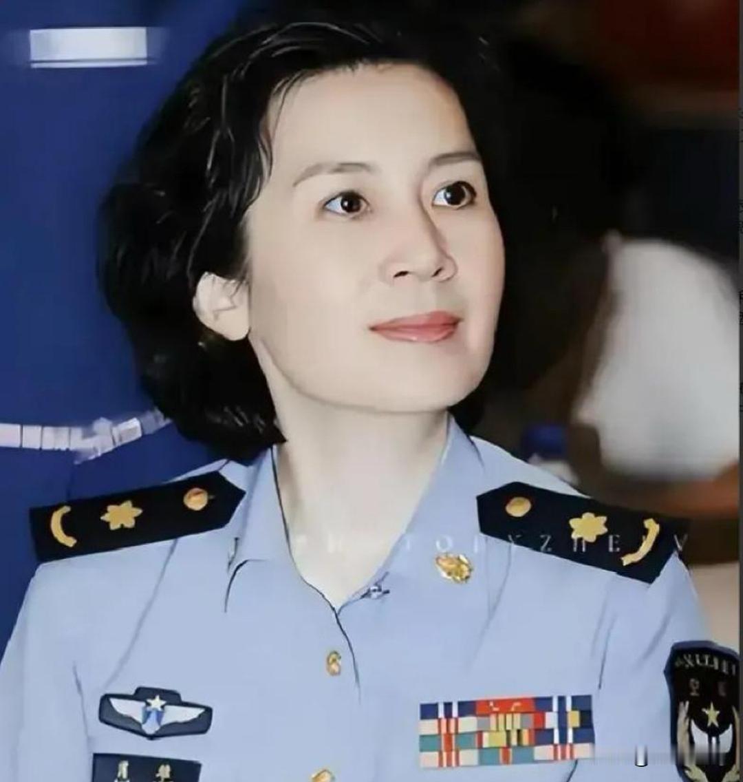 肖雄，1958年9月11日生于上海，空政话剧团国家一级演员，享受正军级待遇，现独