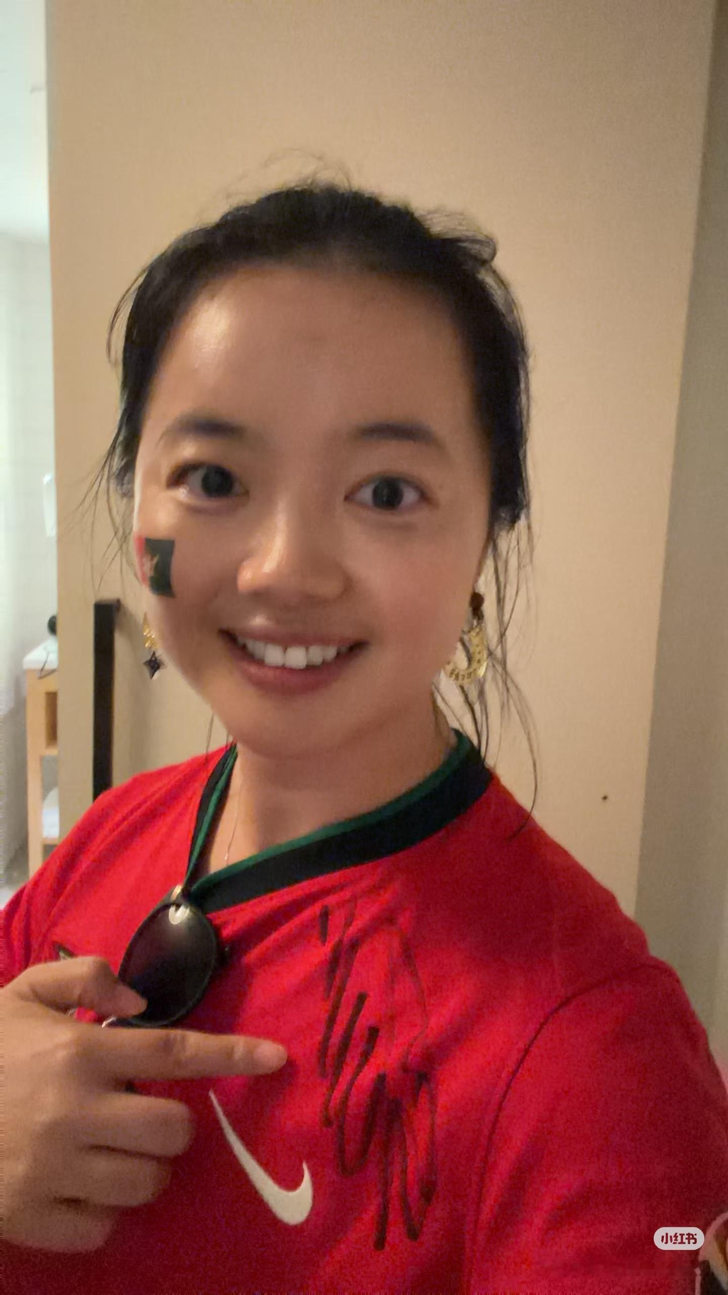 一位中国粉丝分享了她在多伦多电梯里偶遇C罗的瞬间。她说他把她拉到楼梯间，告诉她不