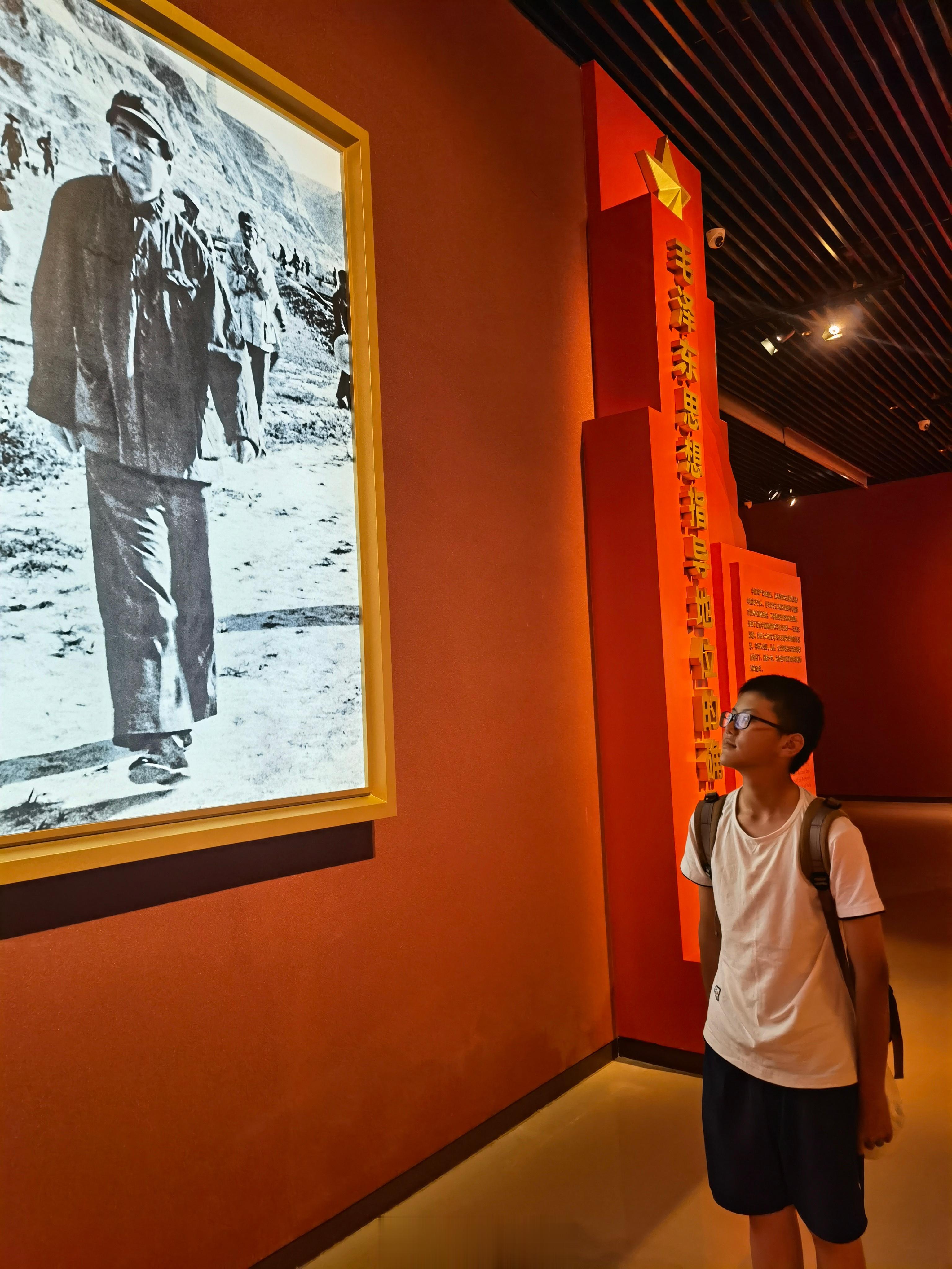 #毛泽东逝世47周年# 恰同学少年，风华正茂；书生意气，挥斥方遒。指点江山，激扬