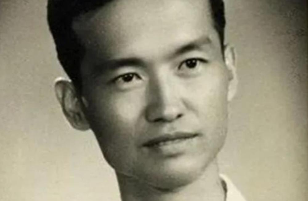 1947年，战士们押解着一名刚抓获的“国军少校”，他穿着便装却难掩军人姿态。连长