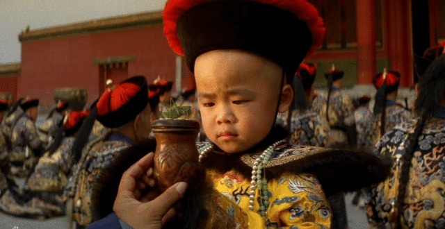 慈禧太后与光绪皇帝同一天病逝，未满三岁的溥仪即任皇帝，国号为宣统，十五天后的宣统