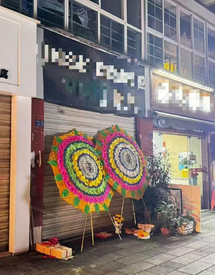 此事件发生后，社区和派出所工作人员立即把被砍伤的送到了宠物医院去救治，但是因为伤