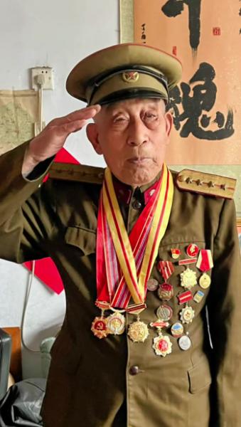 1996年，滕西远私藏两支手枪，民警让他上交，可他却说：“这两支枪，一支是粟裕大