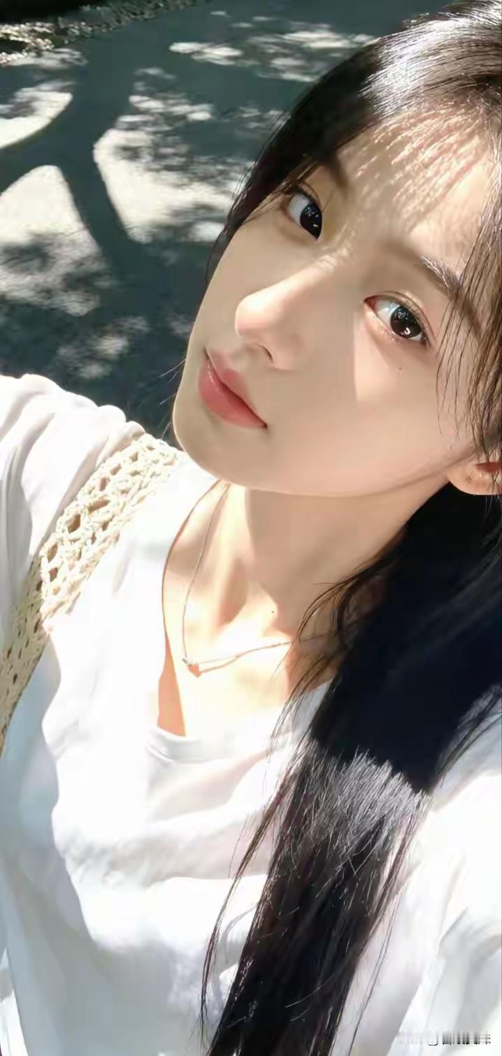 “从关系里退出，是人生的起点，别再被困在别人的期待里。真正的自由，不是当万人迷，