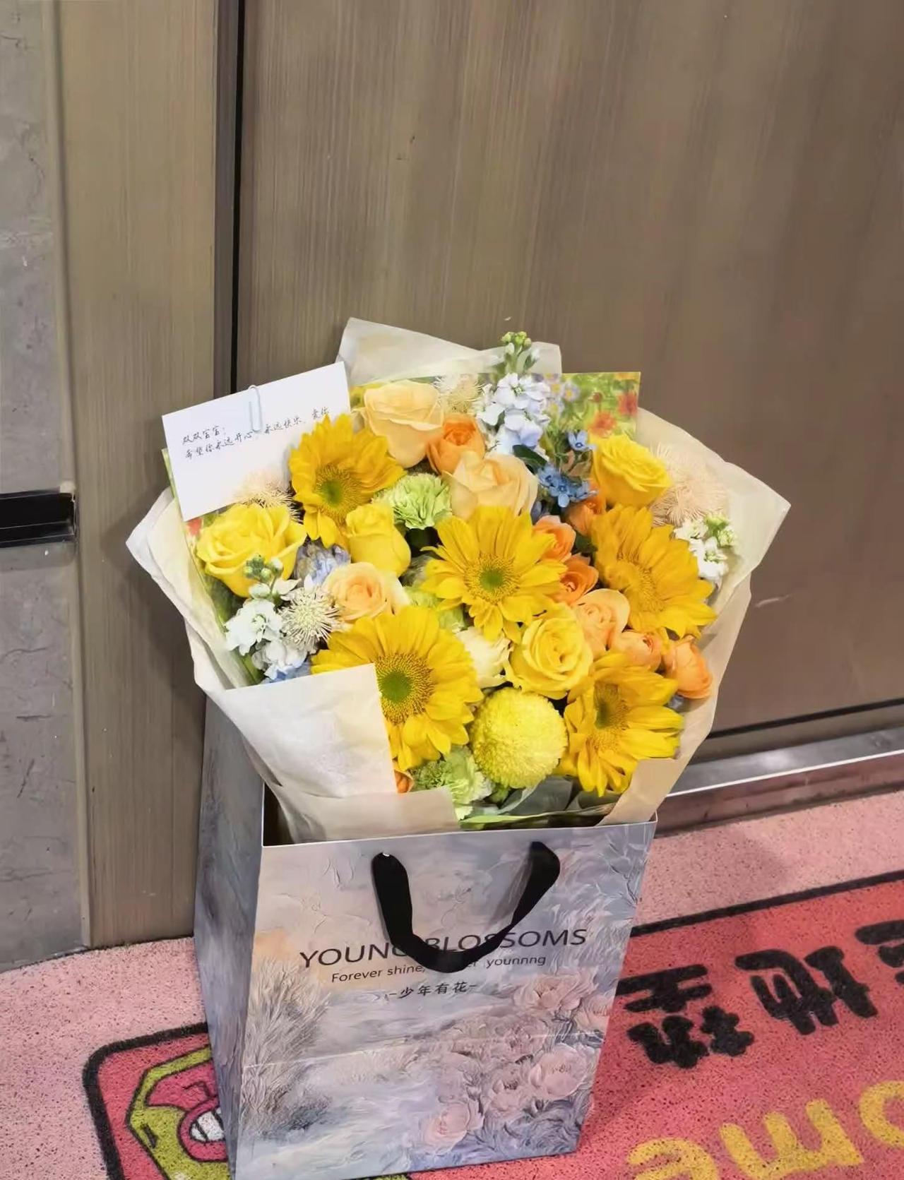 疲惫心累的一天，回到家，门口静静放着一束花，贺卡上的字句，猝不及防治愈了所有紧绷