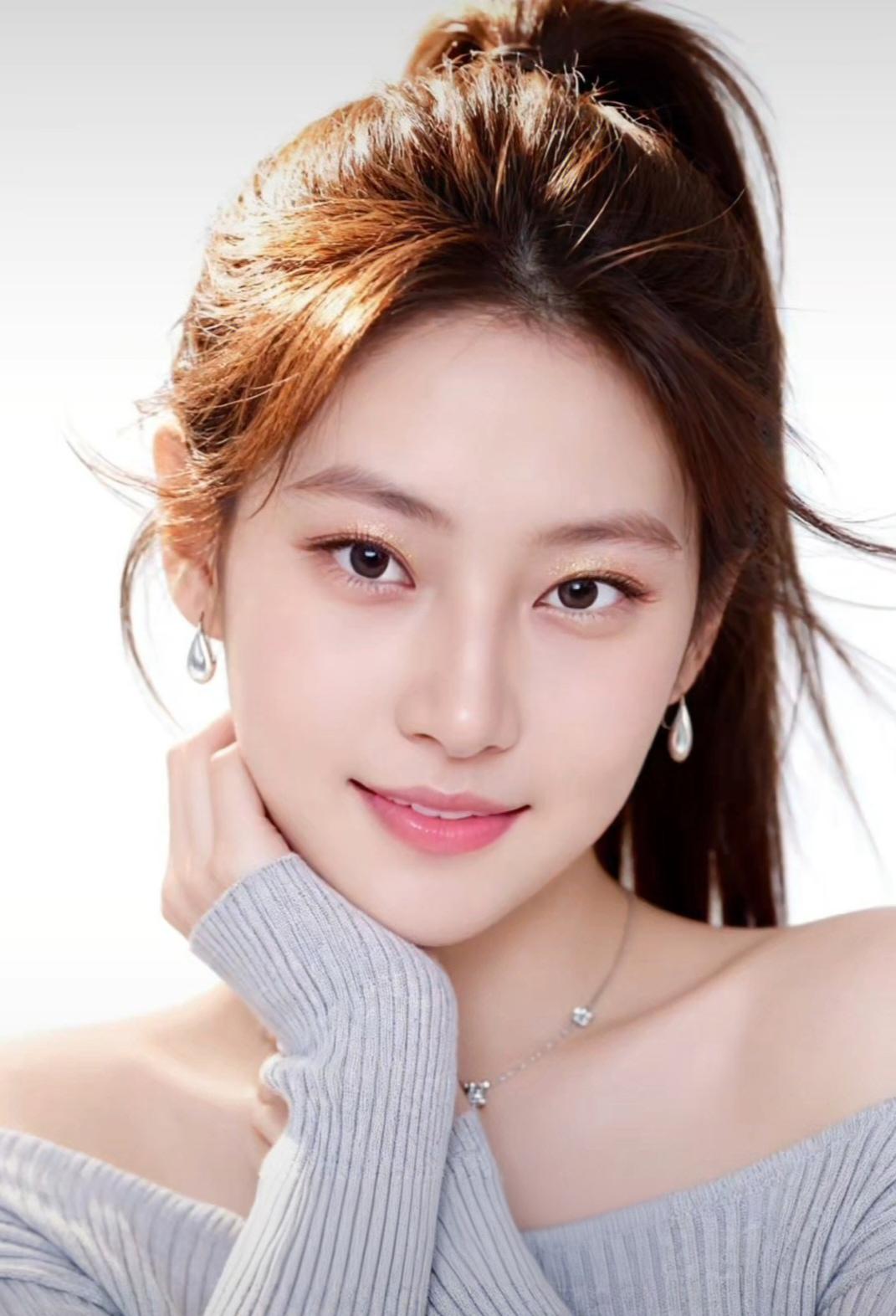 温柔甜美的少女，微笑着看向镜头，散发着自然的光彩。