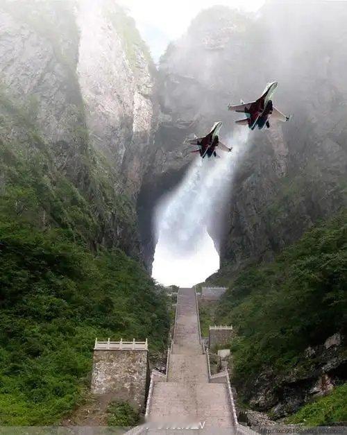 张家界天门山一直是各种人、各种企业热衷于挑战的地方。随便搜了一下，有路虎汽车驾车