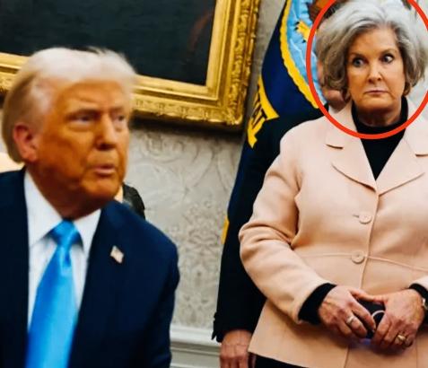 威尔斯看特朗普的眼神这么特别啊！
这是在使劲瞪着眼吗？
这眼神是不是有点吓人啊！