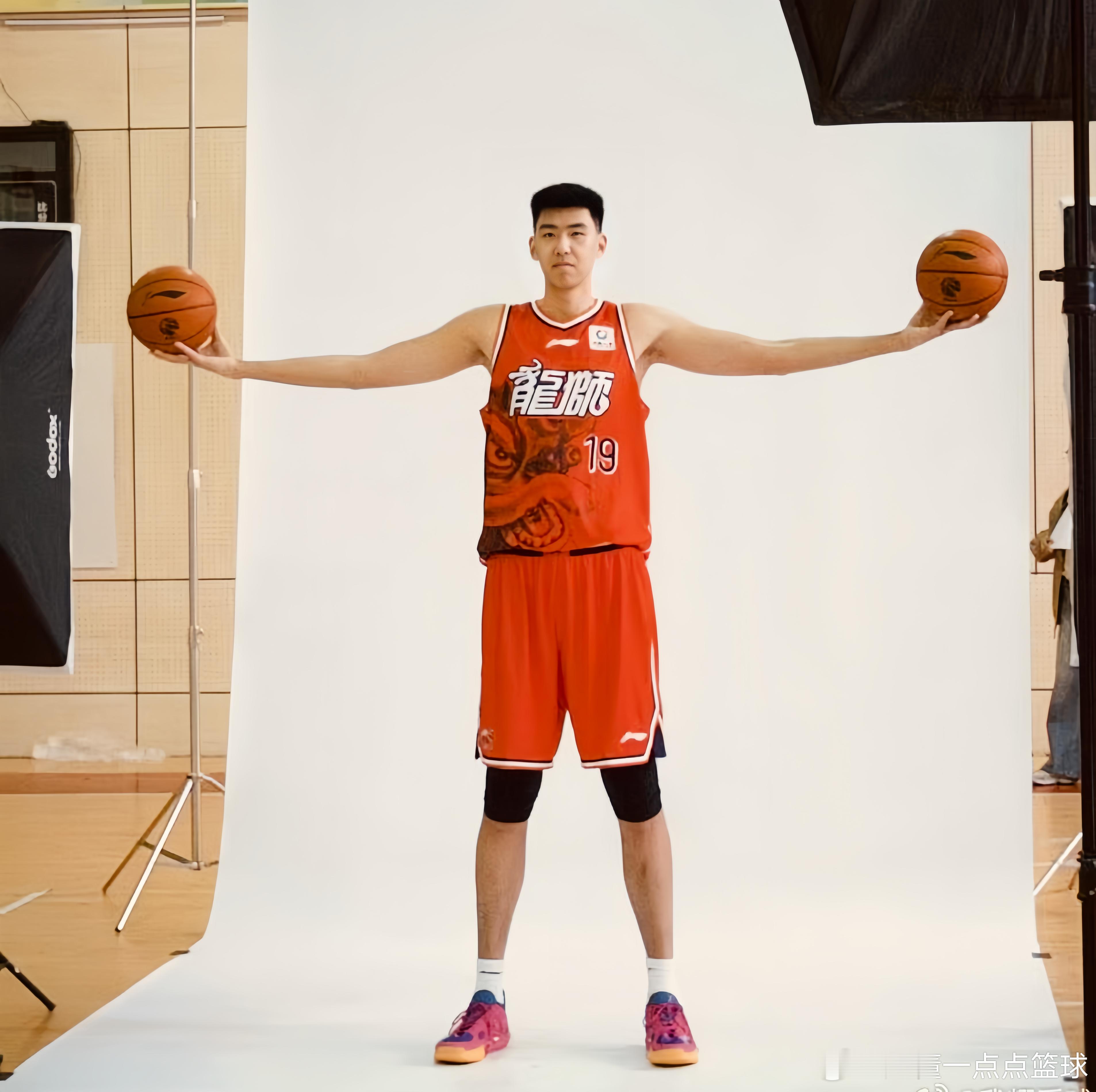 广州男篮即将发布球员定妆照了，广东宏远男篮转会过去的徐昕和彰华非同框了！这两位加