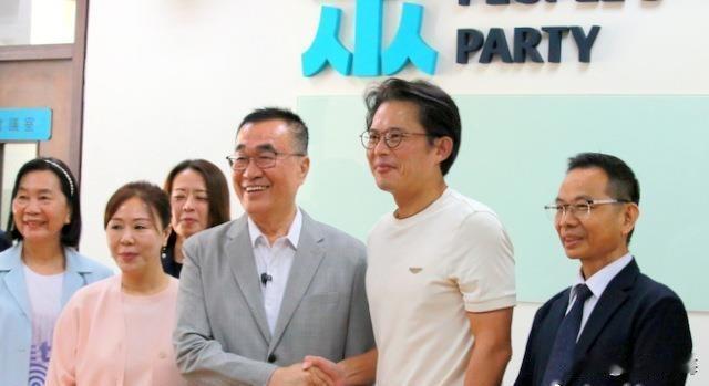 民调结果39.3：37.3%，李四川声量有变，连忙拜访黄国昌获允诺，主动证实韩国
