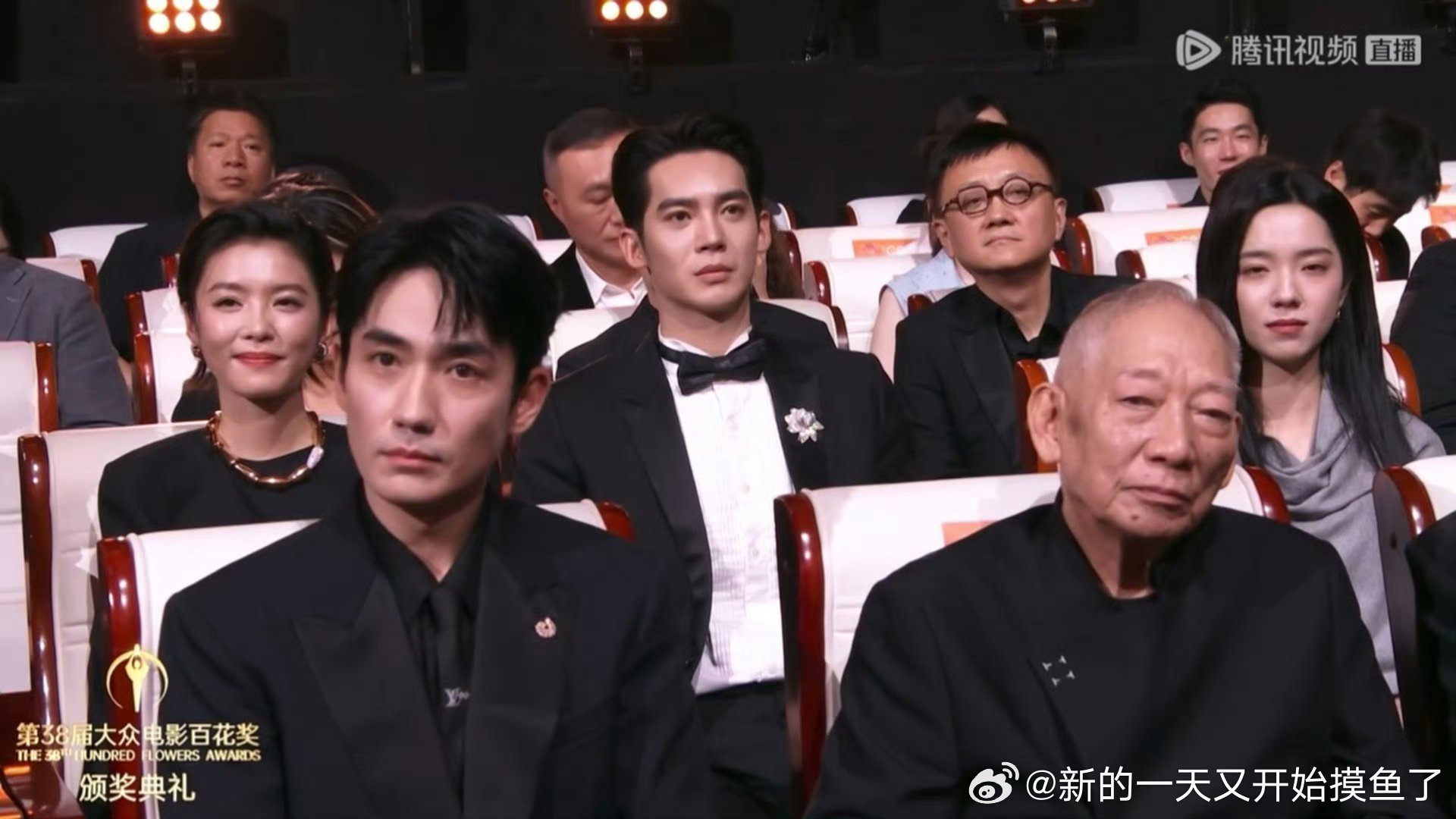 李云霄看陈丽君拿奖的眼神满满的都是欣赏，特别能够共鸣。 
