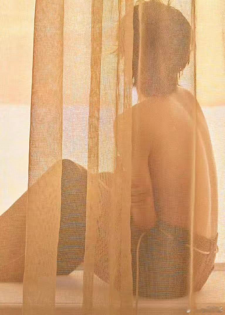 张真源发裸上身照楼孩是露后背上瘾吗？上次他师弟苏新皓也露了，公司要求的吗？ 