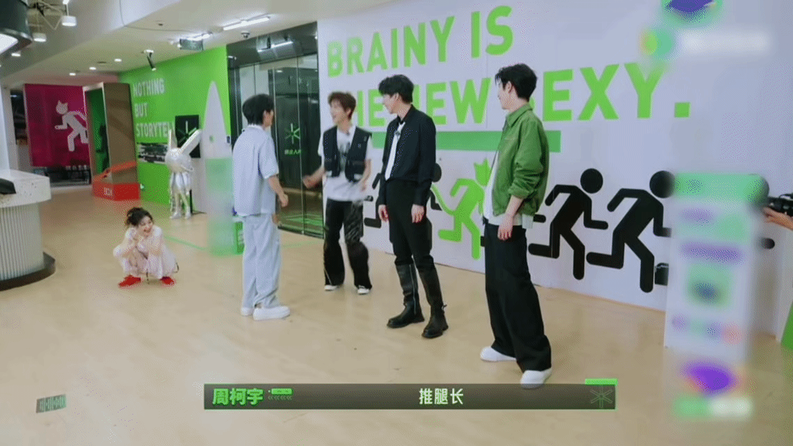 丁程鑫周柯宇年轻真好 丁程鑫周柯宇活力值拉满的同框也太欢乐了！刘宇宁还没动身，他