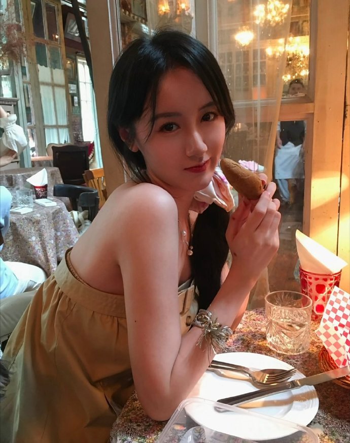 袁冰妍 袁冰妍 如果哪一天我想环游世界了，我可以围着你转一圈吗?