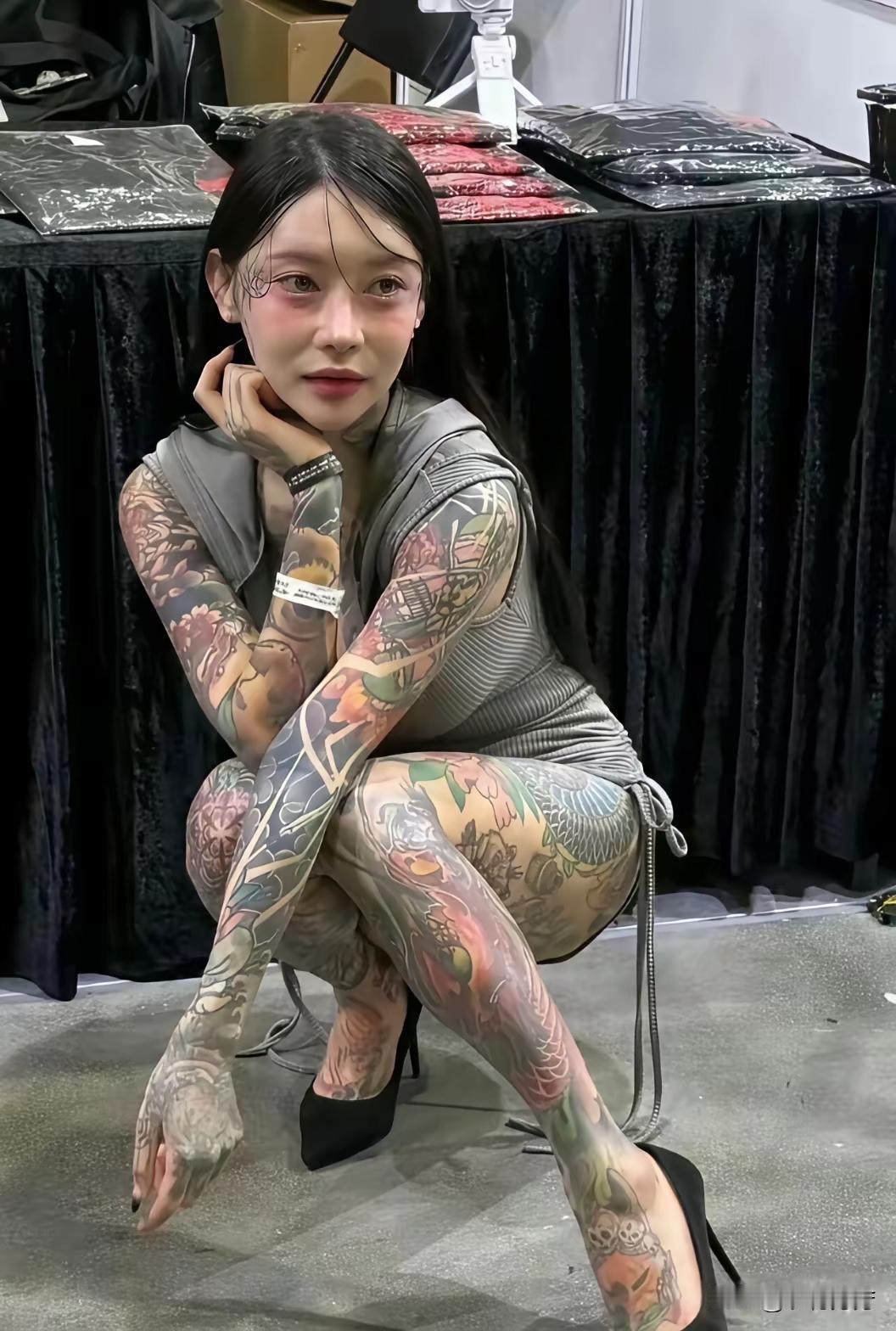 纹身的女孩太与众不同了，具有别样的魅力，我喜欢。