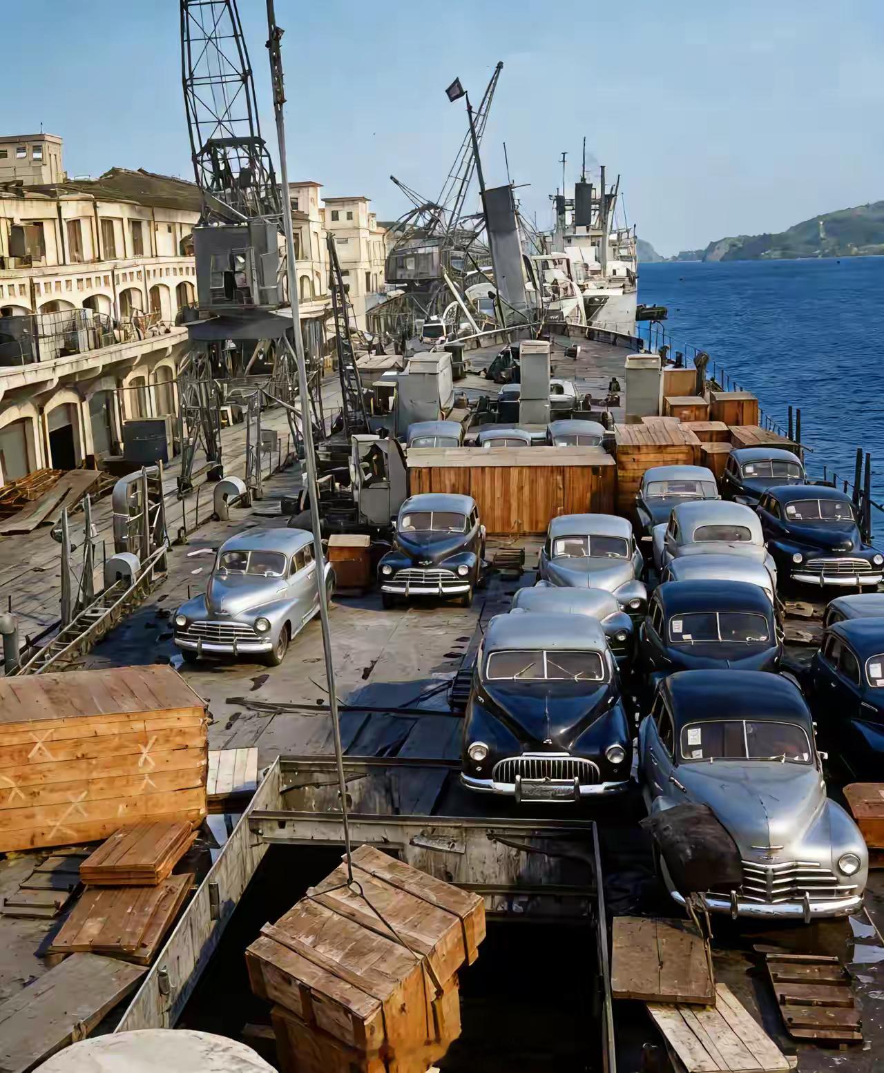 1949年，广州。巨大的货轮甲板上，停满进口的美国轿车。都是国民政府达官显贵的，