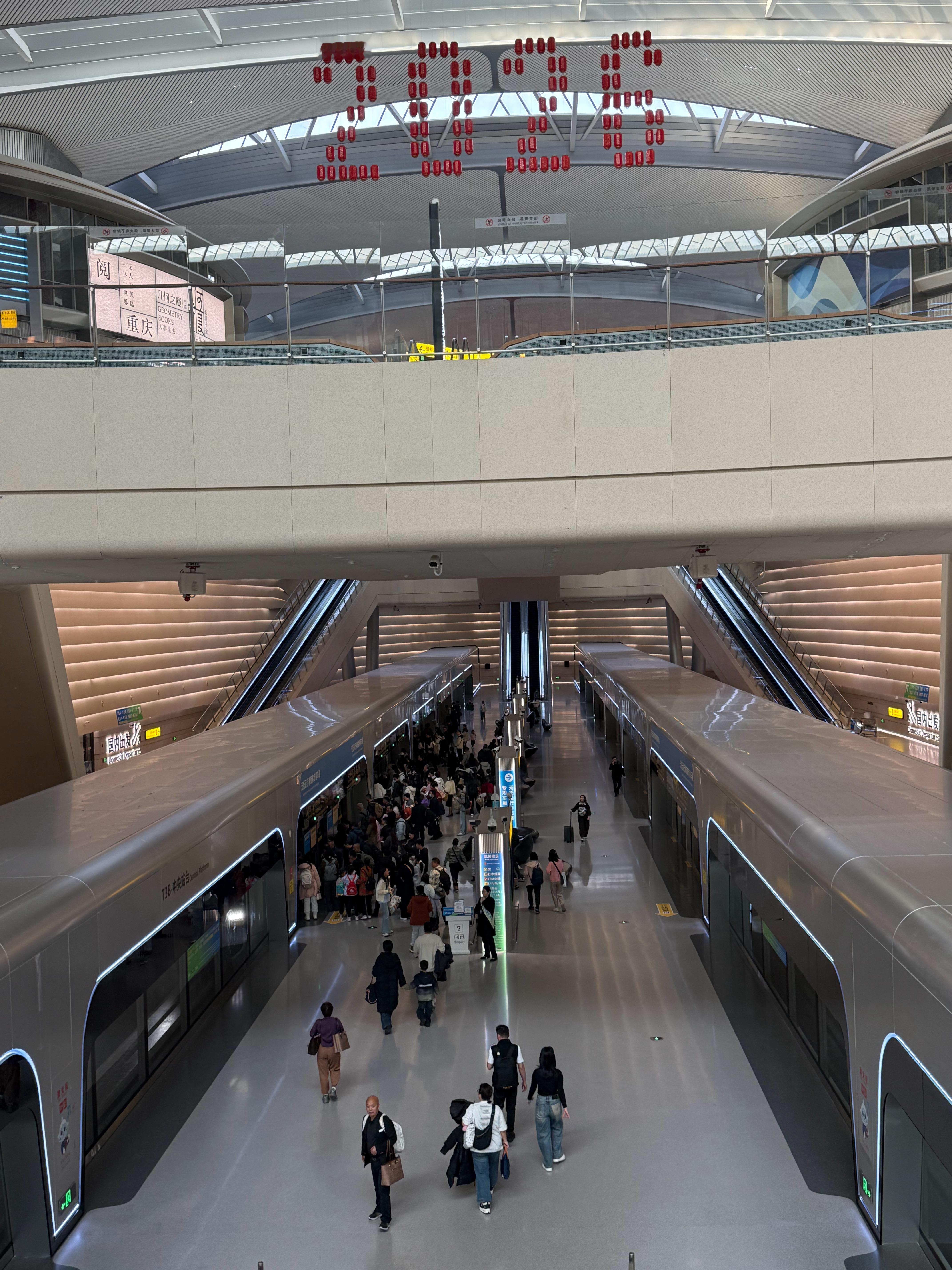重庆机场真是不能好了，出个机场又tm要坐小火车，累得我杀人的心都有了 